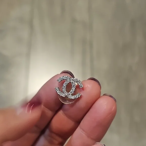 Designer Inspired Stud - Picture 2 of 4